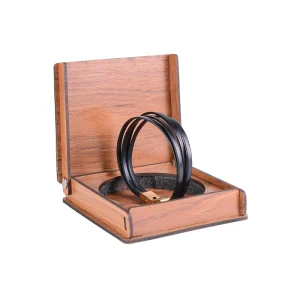 نمای رو به رو دستبند چرم مردانه مدل BC004 رنگ مشکی با هاردباکس کادویی