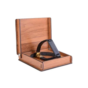 نمای نزدیک از دستبند چرمی مدل BC005 همراه با هاردباکس کادویی چوبی