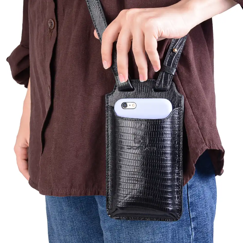 نمای رو به رو تن‌خور کیف جاموبایلی چرم زنانه رنگ مشکی