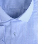 نمای نزدیک یقه پیراهن مردانه رسمی چهارخونه ریز آبی روشن