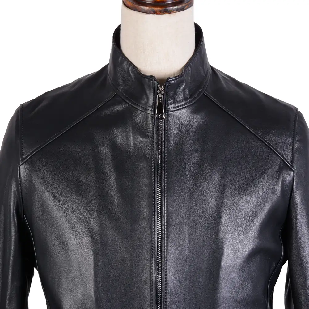 نمای نزدیک یقه ی کت چرم مردانه مشکی کد ۱۸۵