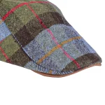 نمای نزدیک کلاه باراتا آبی و سبز چهارخونه مردانه