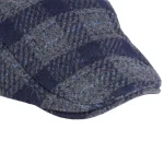 نمای نزدیک کلاه باراتا چهارخونه سورمه ای طوسی مردانه