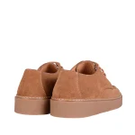 نمای پشت کفش تمام جیر مردانه چوگان رنگ نسکافه ای