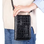 نمای رو به رو تن‌پوش کیف چرم پاسپورتی کروکو زنانه