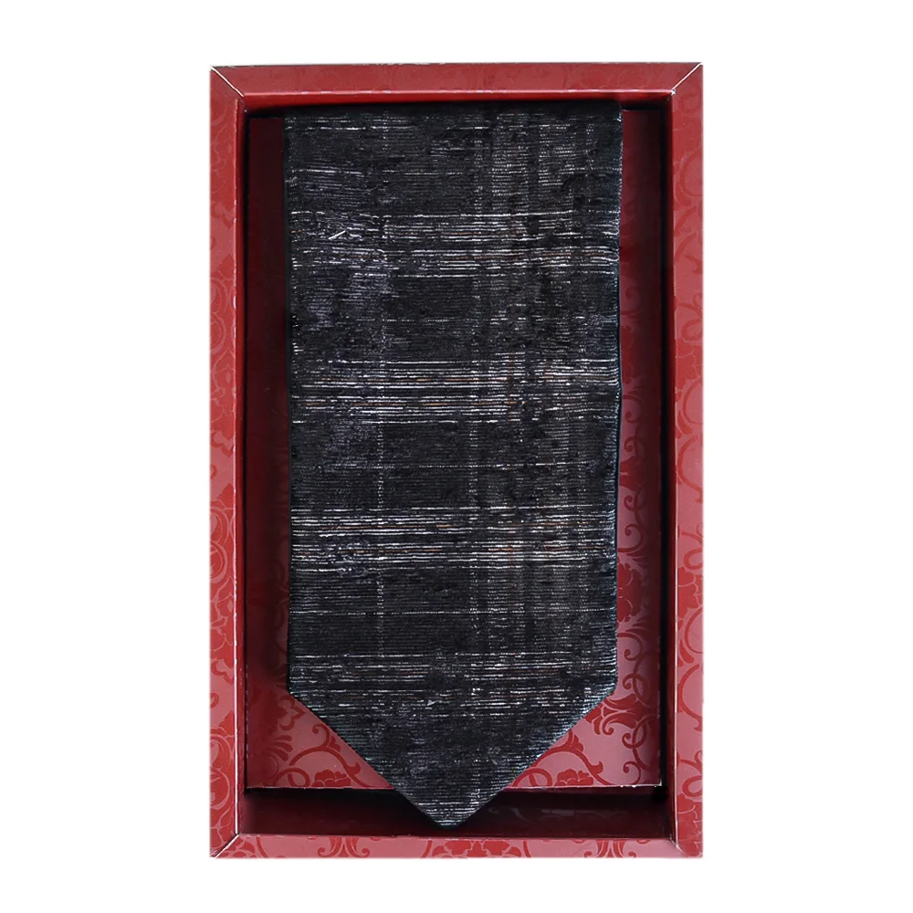 black-stripped-scarf-1 نمای بالا از دستمال گردن کلاسیک راهراه مردانه مشکی با بسته بندی کادویی