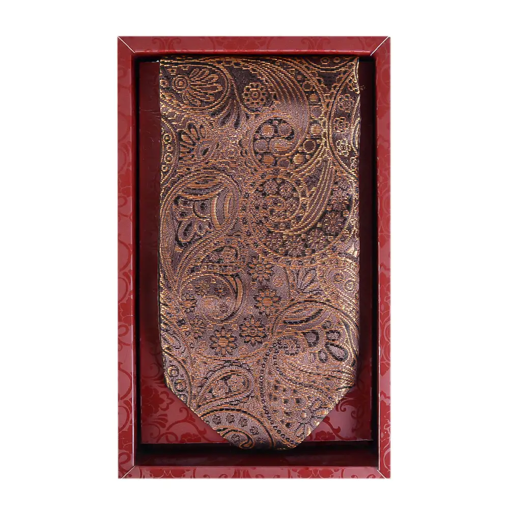 brown-termeh-scarf-1 نمای رو به رو شال گردن کلاسیک طرح بته جقه قهوهای با بستهبندی کادویی