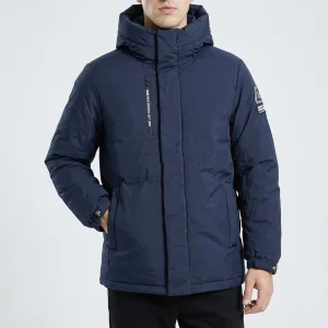 نمای رو به رو تن‌پوش کاپشن پفی یقه ایستاده رنگ سورمه‌ای