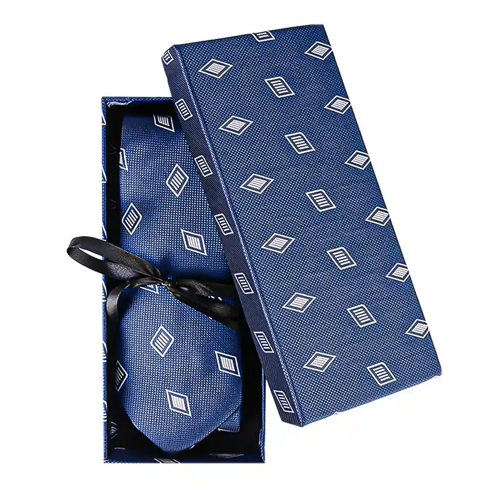 luxury-navy-tie-pushet- (1) نمای رو به رو ست کراوات و پوشت لاکچری سورمهای همراه با هاردباکس