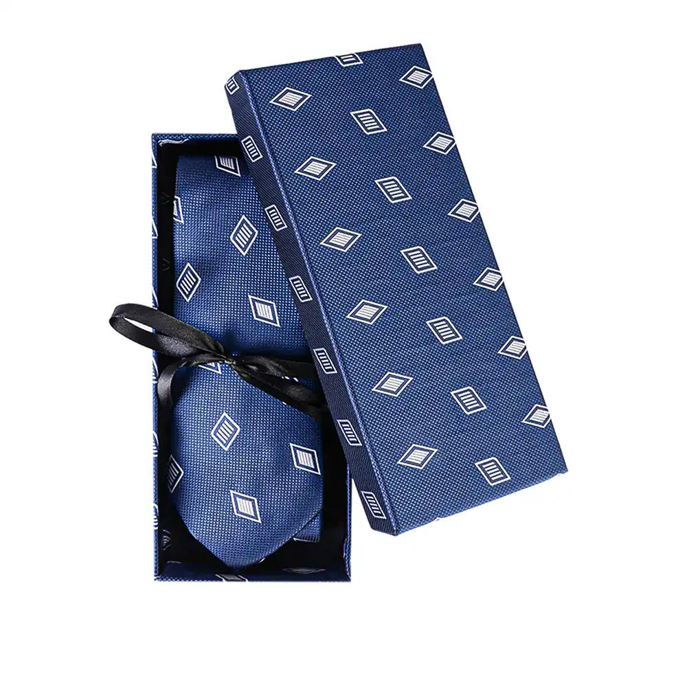 luxury-navy-tie-pushet-1 نمای رو به رو ست کراوات و پوشت لاکچری سورمهای همراه با هاردباکس