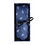 نمای بالا از ست کراوات و هاردباکس لاکچری سورمه‌ای طرح لوزی