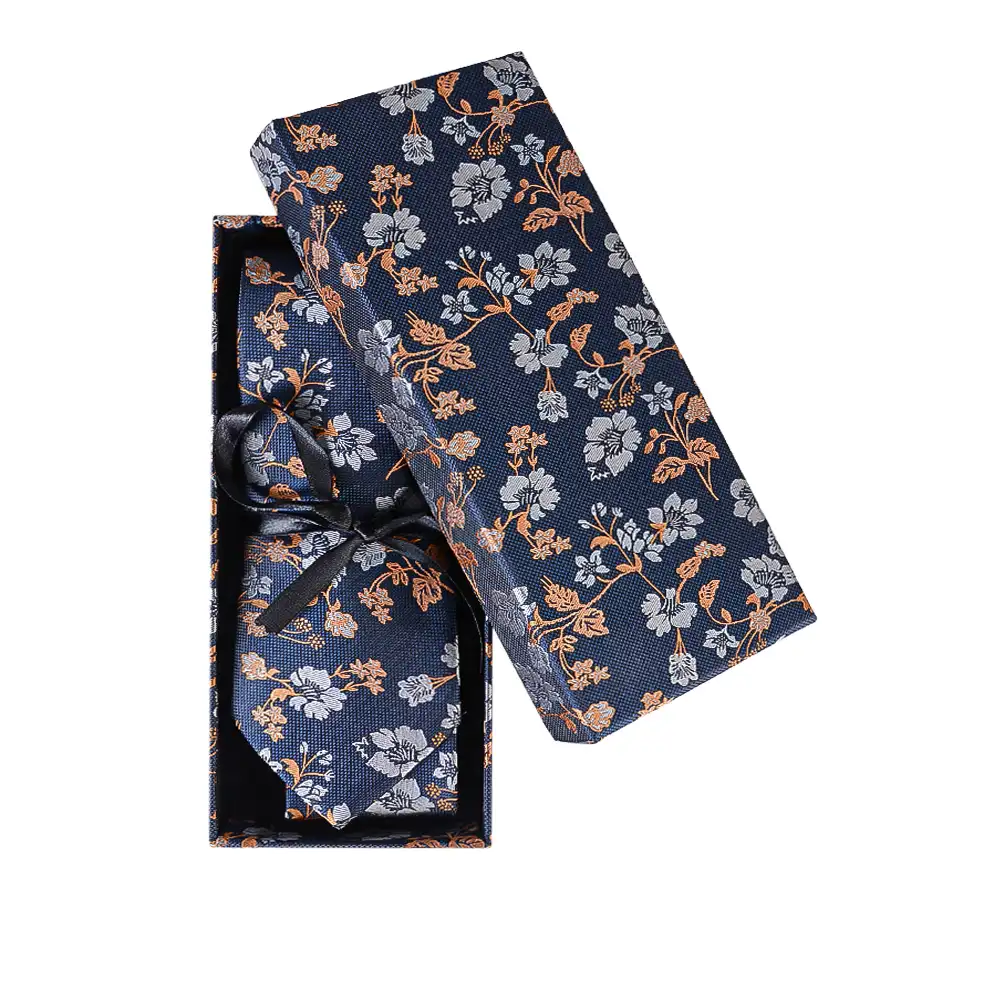 luxury-tie-square-flower-1 نمای رو به رو از ست کراوات و پوشت طرح گل همراه با هاردباکس لاکچری