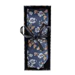 نمای بالا از کراوات و پوشت طرح گل همراه با هاردباکس کادویی