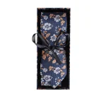 نمای بالا از کراوات و پوشت طرح گل همراه با هاردباکس کادویی