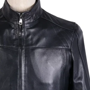 نمای نزدیک از یقه کت چرم مردانه مشکی مدل فرانک