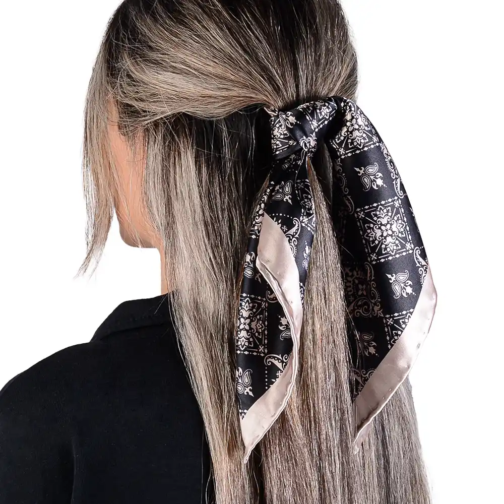 bandana0026 نمای رو به رو از باندانا ba010 رنگ مشکی طلایی روی مو