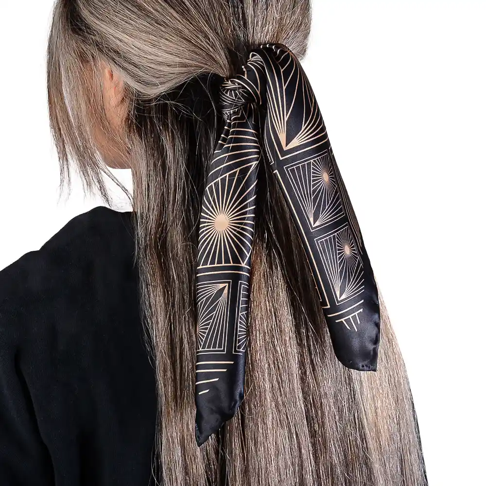 bandana0044 دستمال سر و گردن مشکی و طلایی دراتی بر روی موی دختر