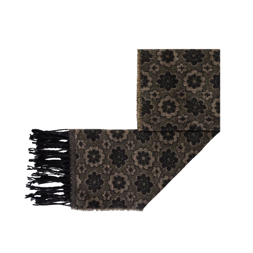 brown-floral-scarf-1 نمای بالا از شال گردن قهوه ای طرح گل