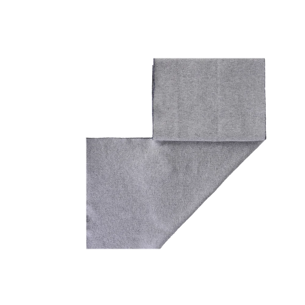 simple-gray-scarf-1 نمای بالا از شال گردن طوسی روشن ساده