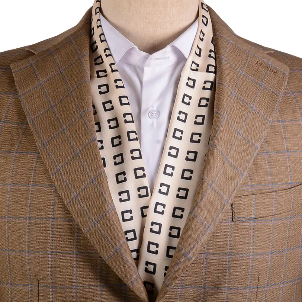 c-patterned-silk-scarf-2 نمای رو به رو از مدل ساده شال گردن سوپر ابریشم طرح مربعی