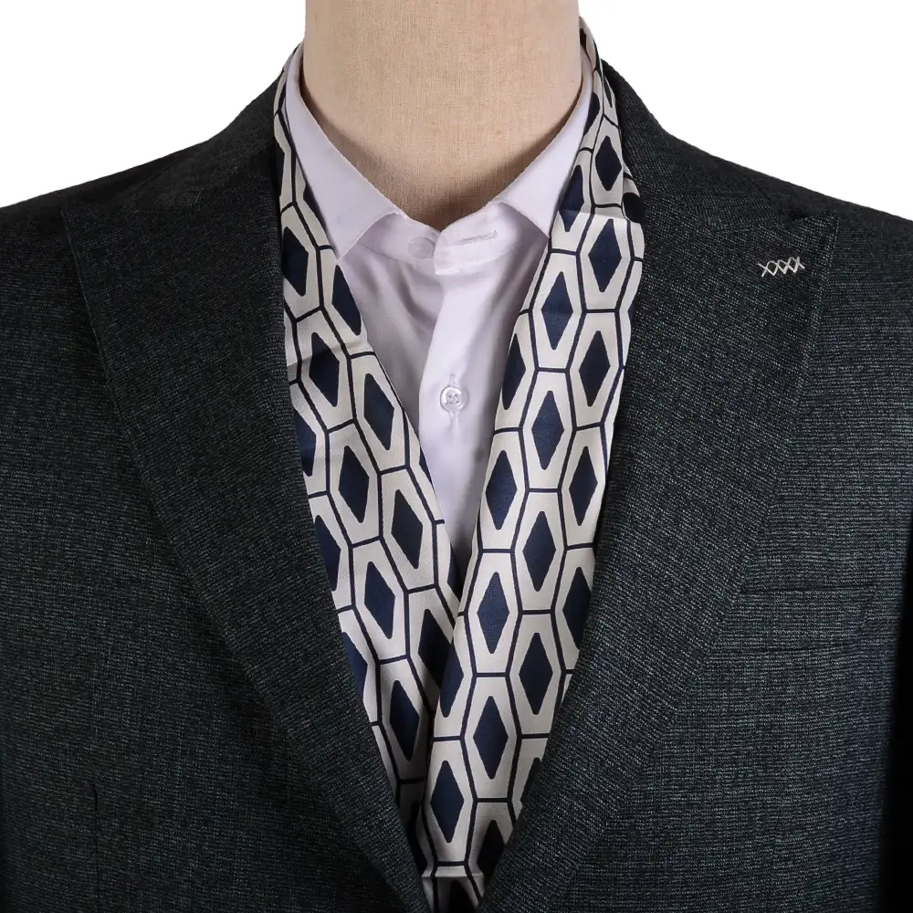 diamond-patterend-silk-scarf-2 نمای رو به رو از مدل ساده شال گردن سوپر ابریشم طرح لوزی